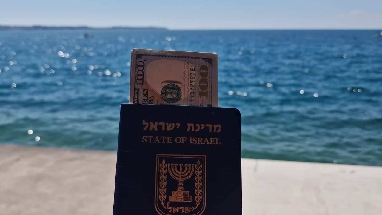 Pas Státu Izrael s americkými dolary u pláže, koncept cestování