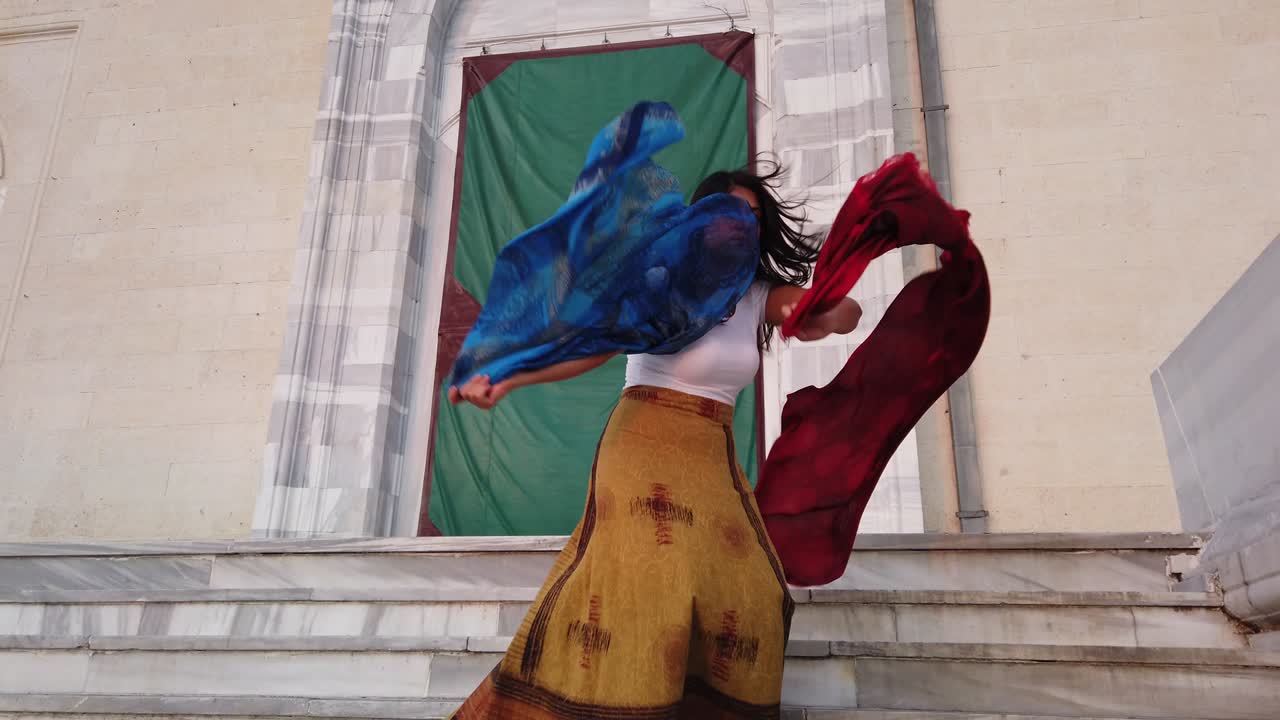 갈색 드레스를 입은 배 댄서는 동양, 동양 댄스를 춤추고 있습니다. 파란색과 빨간색 을 가진 아름다운 이국적인 배 부족 댄서 여성