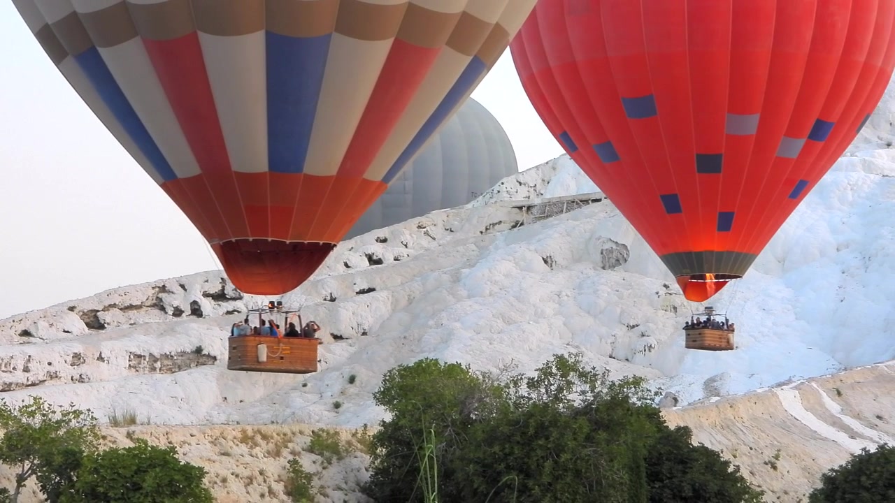 Balões de Ar Quente Voando Sobre os Travertinos de Pamukkale