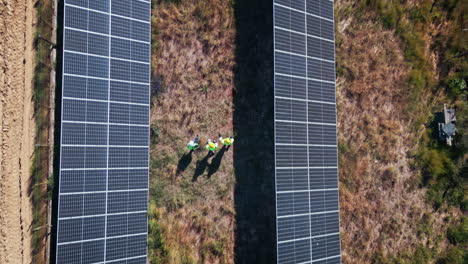 Equipo-Caminando-En-La-Planta-De-Paneles-Solares-Para-Inspección.