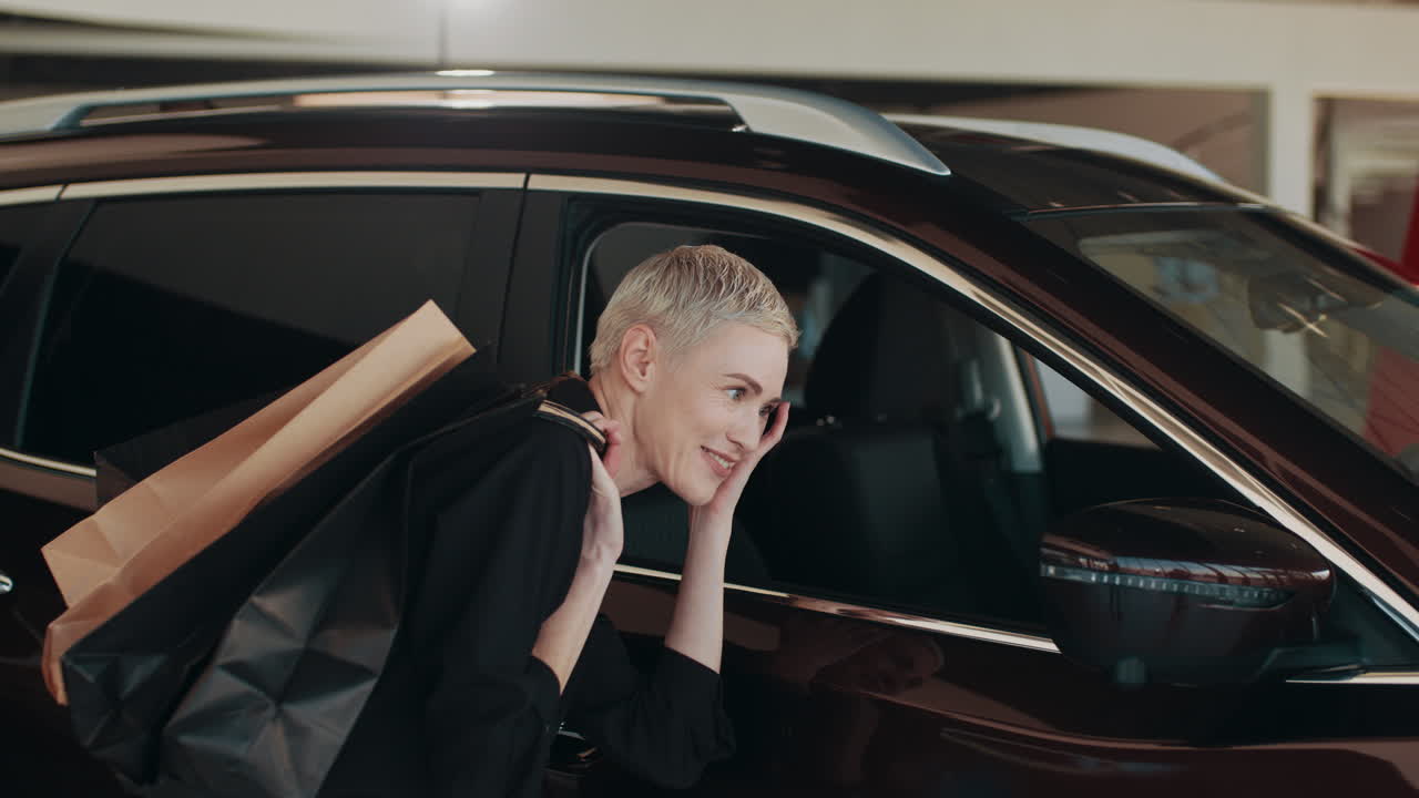 새 차 를 사려고 쇼핑 하는 여자