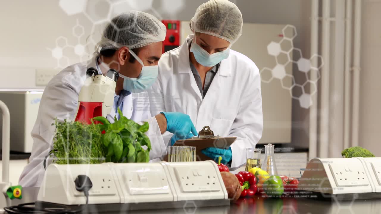 animazione di medici caucasici sull'elaborazione dei dati