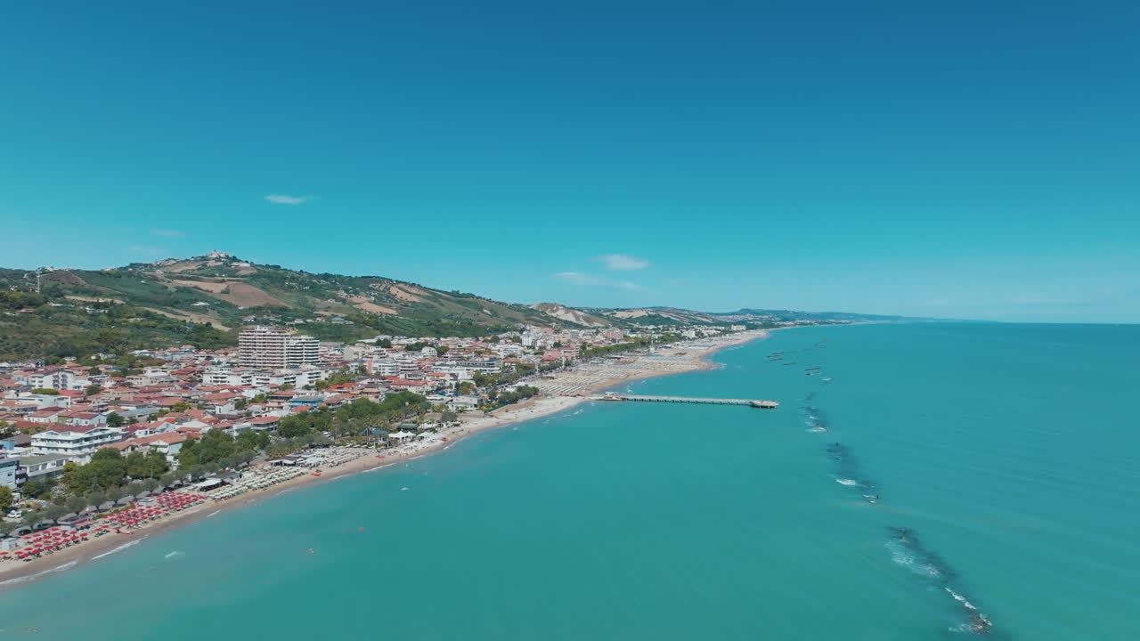 explora la impresionante costa de los abruzos con fascinantes imágenes de drones
