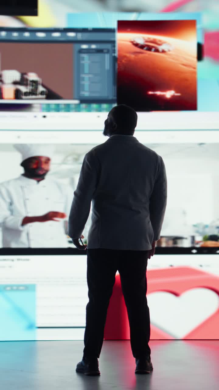 Video verticale. Persona felice che digita sullo schermo touch del telefono, rilassandosi con contenuti digitali selezionati.