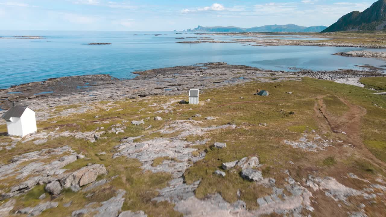 Idyllisk utsikt over Andøya fra en droneflyvning over fyret.