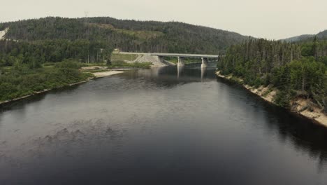 4K-Lachsfluss,-Der-Flussaufwärts-Fließt-–-Drohnenflug,-Folge-003-005