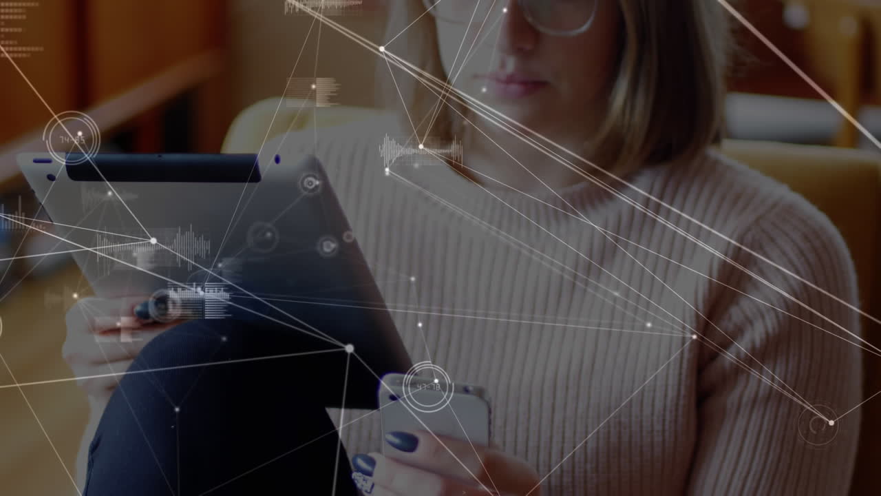 сеть соединений против женщины с цифровым планшетом с использованием смартфона