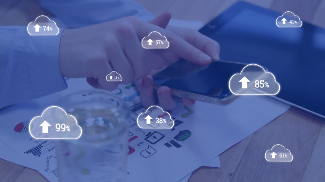 animación de iconos en la nube con un número creciente de mujeres de negocios caucásicas que usan teléfonos inteligentes