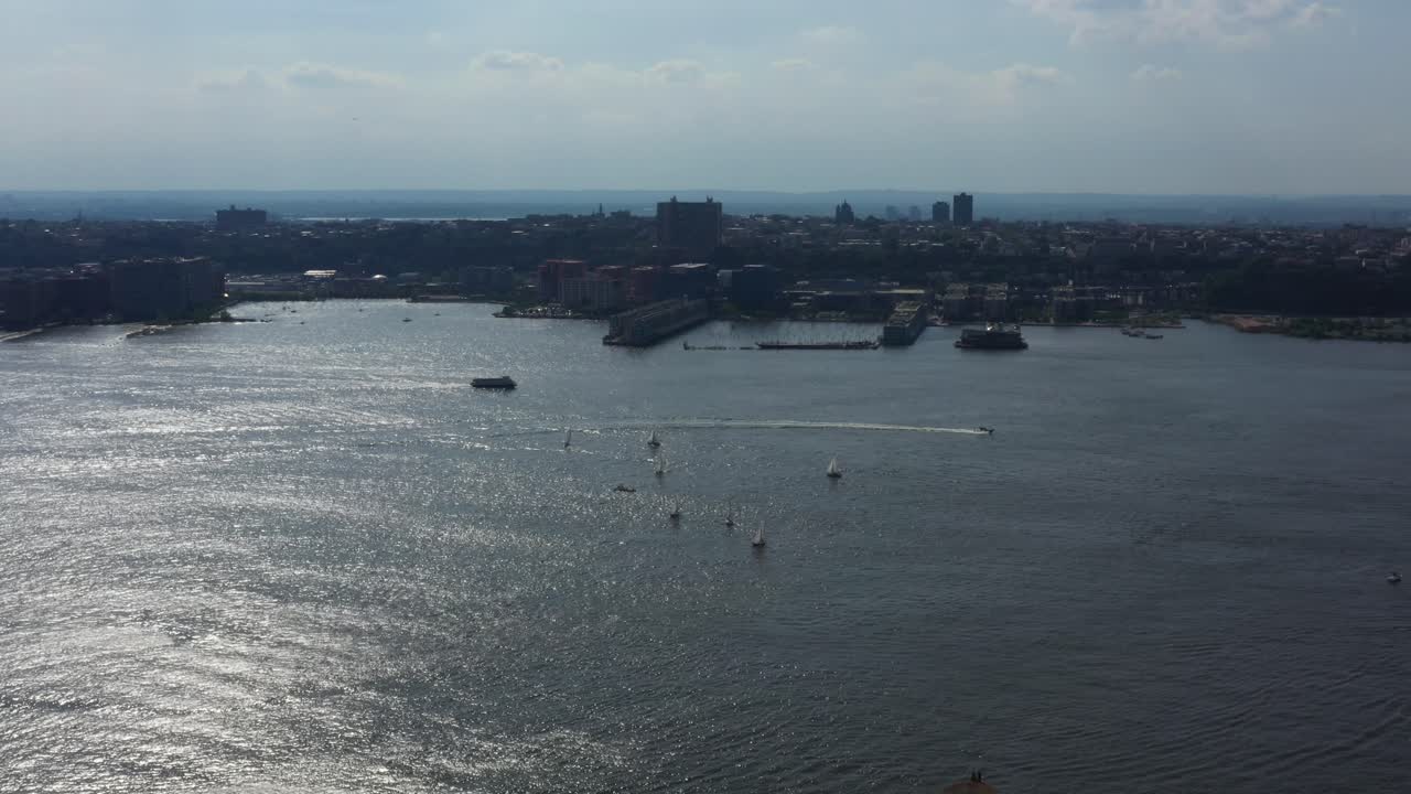 dron aéreo de alto vuelo, panorámica a la derecha mientras se ven barcos en el río hudson mirando hacia nueva jersey