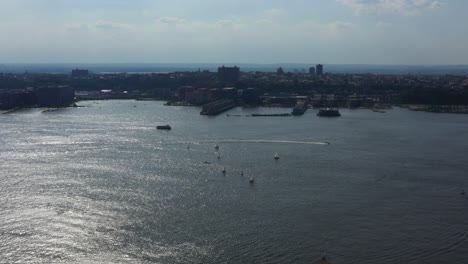 Dron-Aéreo-De-Alto-Vuelo,-Panorámica-A-La-Derecha-Mientras-Se-Ven-Barcos-En-El-Río-Hudson-Mirando-Hacia-Nueva-Jersey