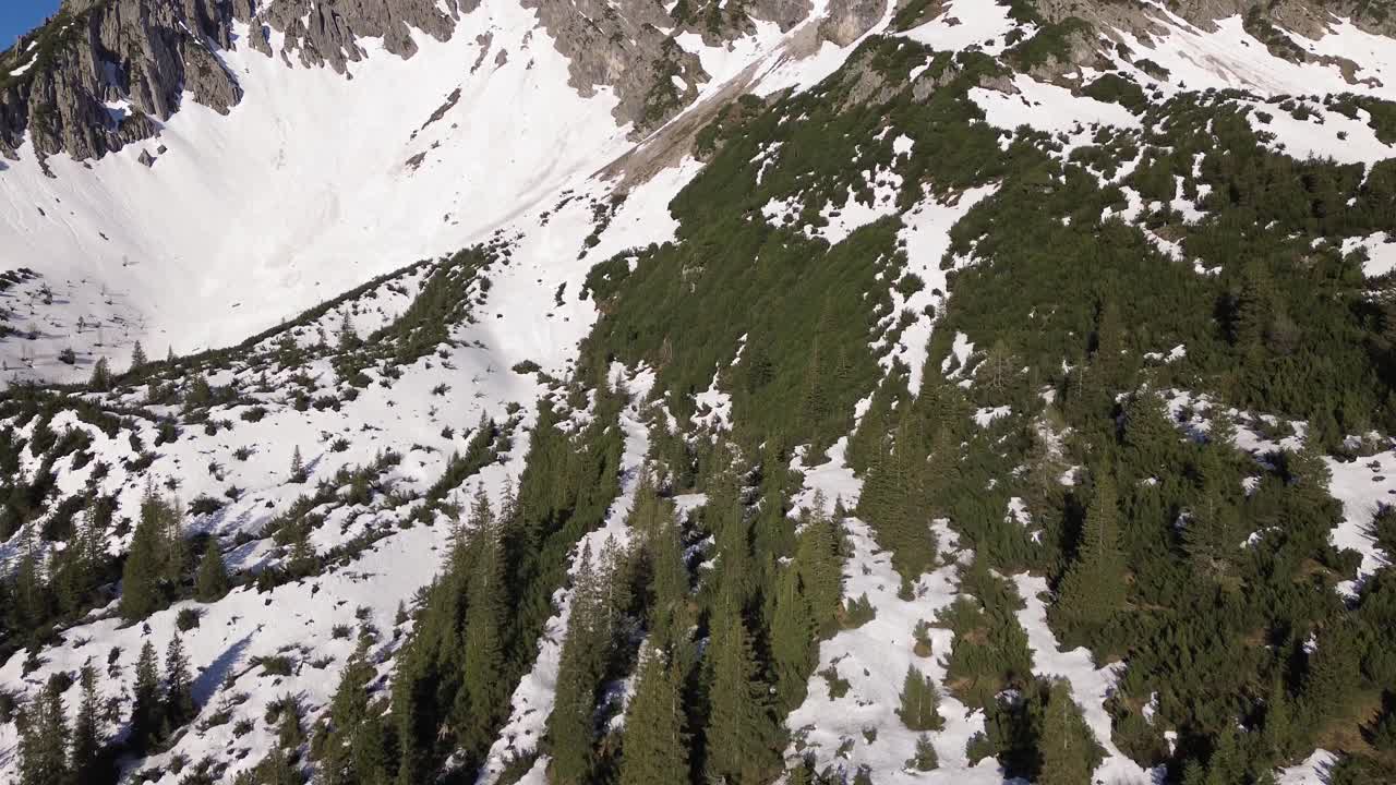 дрон летает над форсами в горах австрии