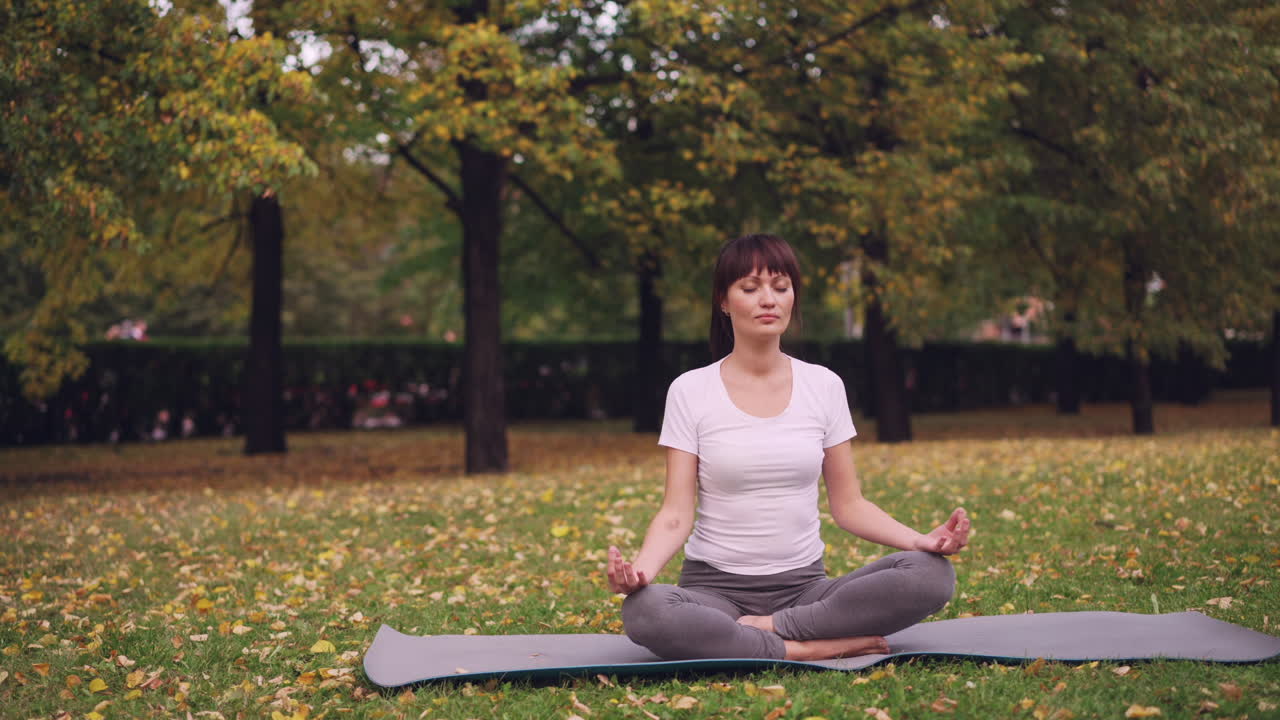 mujer meditando en un parque