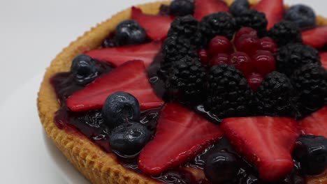 Tarta-De-Fruta-Fresca-Con-Fresas,-Frambuesas,-Moras,-Aislado-Sobre-Fondo-Blanco.