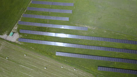 Granja-Solar-Con-Módulo-Fotovoltaico-En-Un-Día-Caluroso-Y-Soleado-De-Verano-En-El-Campo-Rural
