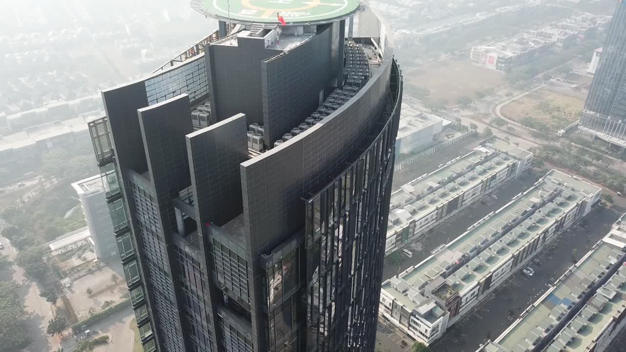 edificio de gran altura en una ciudad