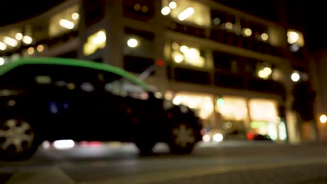 avenida lisboa de noche con coches y gente pasando fuera de foco