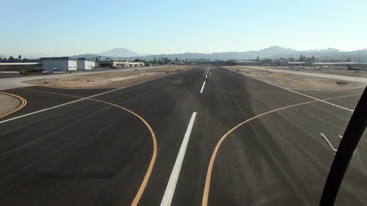 비행기가 활주로를 따라 이륙하다