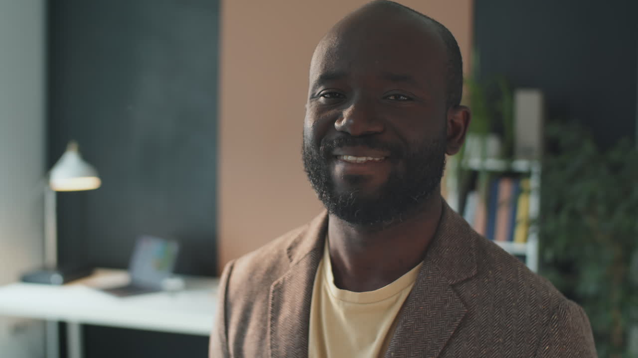 Afroamerikansk manager på kontor