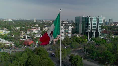 imágenes orbitales alrededor de la bandera de méxico en medio de la ciudad