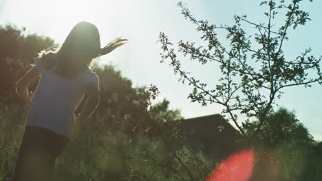 un niño corriendo por el campo al atardecer
