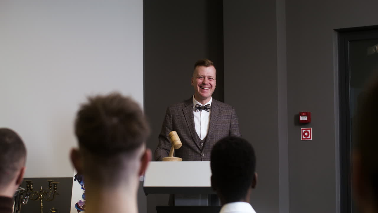 personas en una sesión de subasta