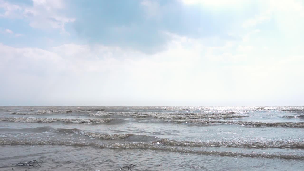 물결 이 흔들리는 해변 장면