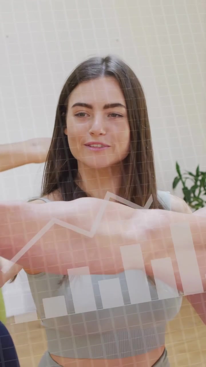 Video vertical: Mujer en forma con los brazos alineados y hablando, HUDs de RA de fitness apareciendo y registrando datos.