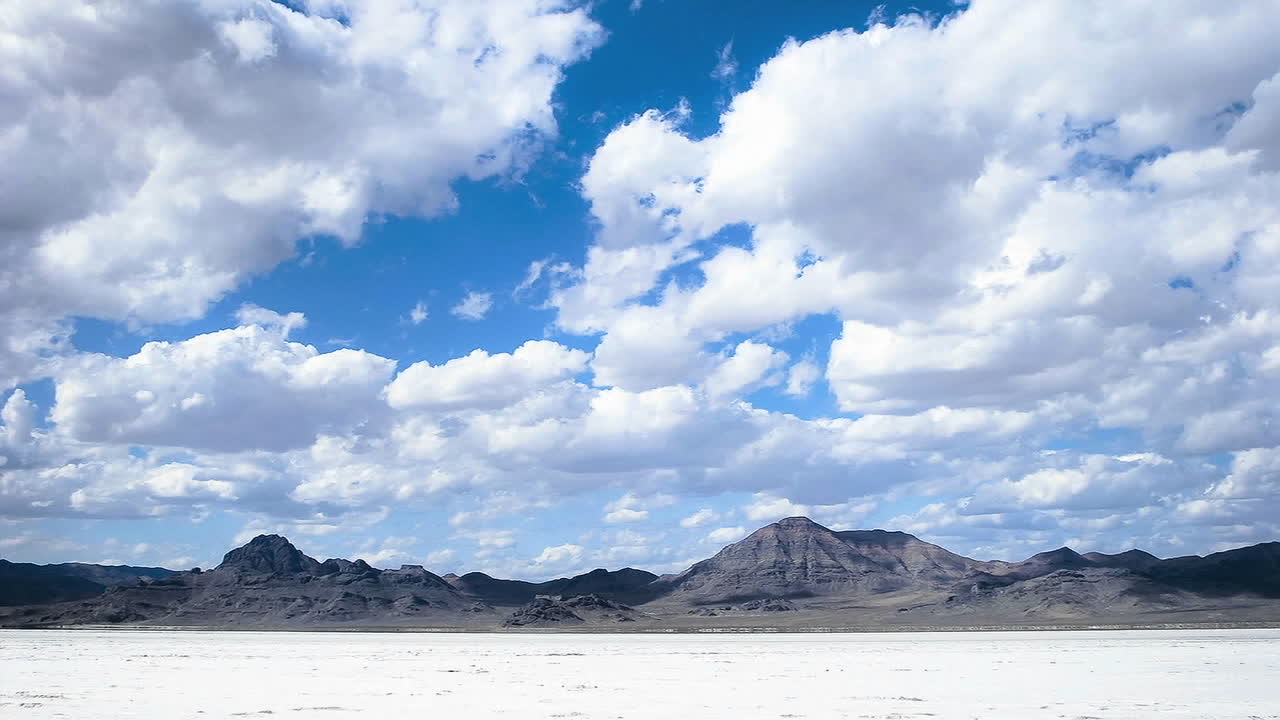 소금 평원이나 사막 위로 이동하는 구름의 시간 경과