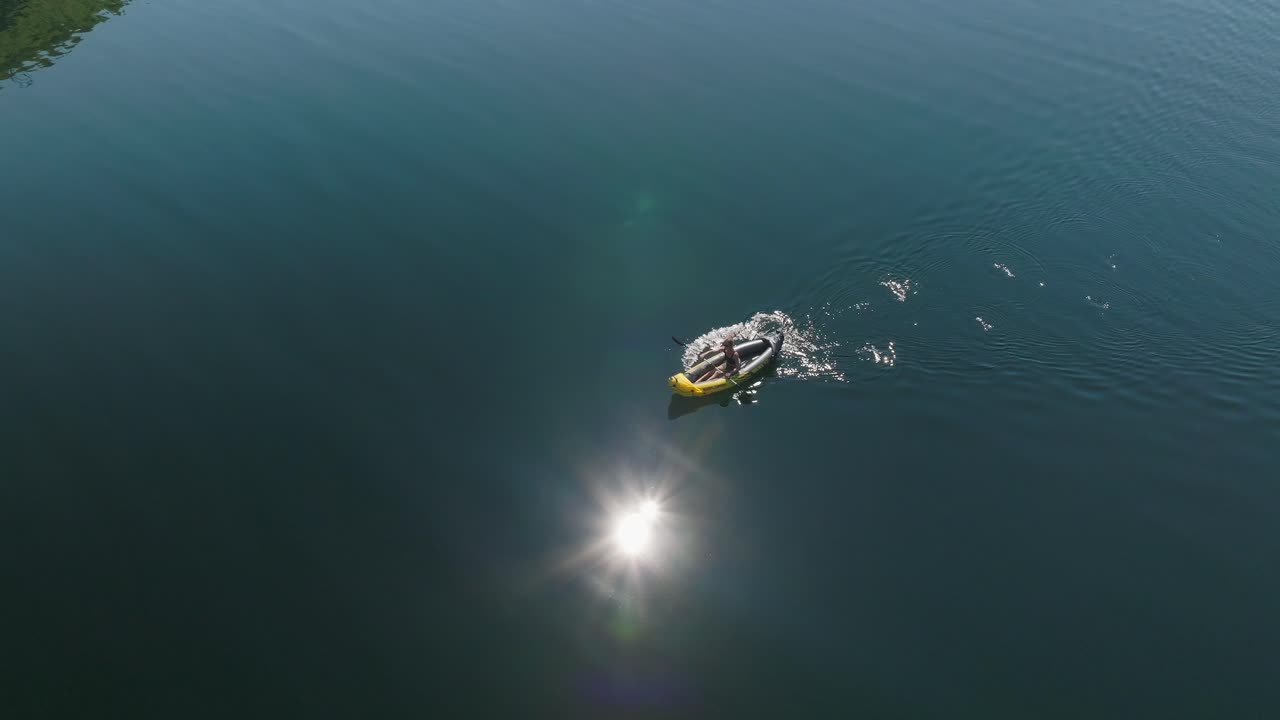 노르웨이 의 롤달 에 있는 조용 한 호수 에서 카야크 를 타고 있는 사람