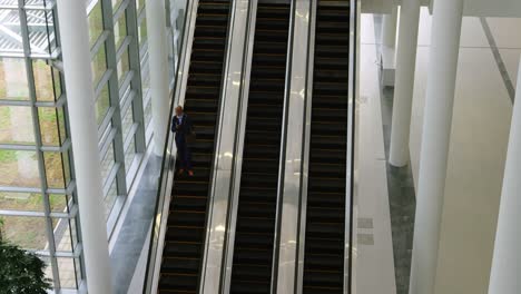 hombre de negocios bajando de la escalera mecánica 4k