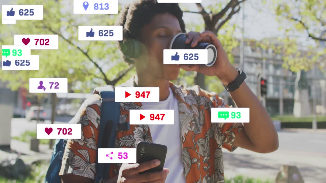 animación de iconos de las redes sociales sobre un hombre afroamericano bebiendo café usando un teléfono inteligente en la calle