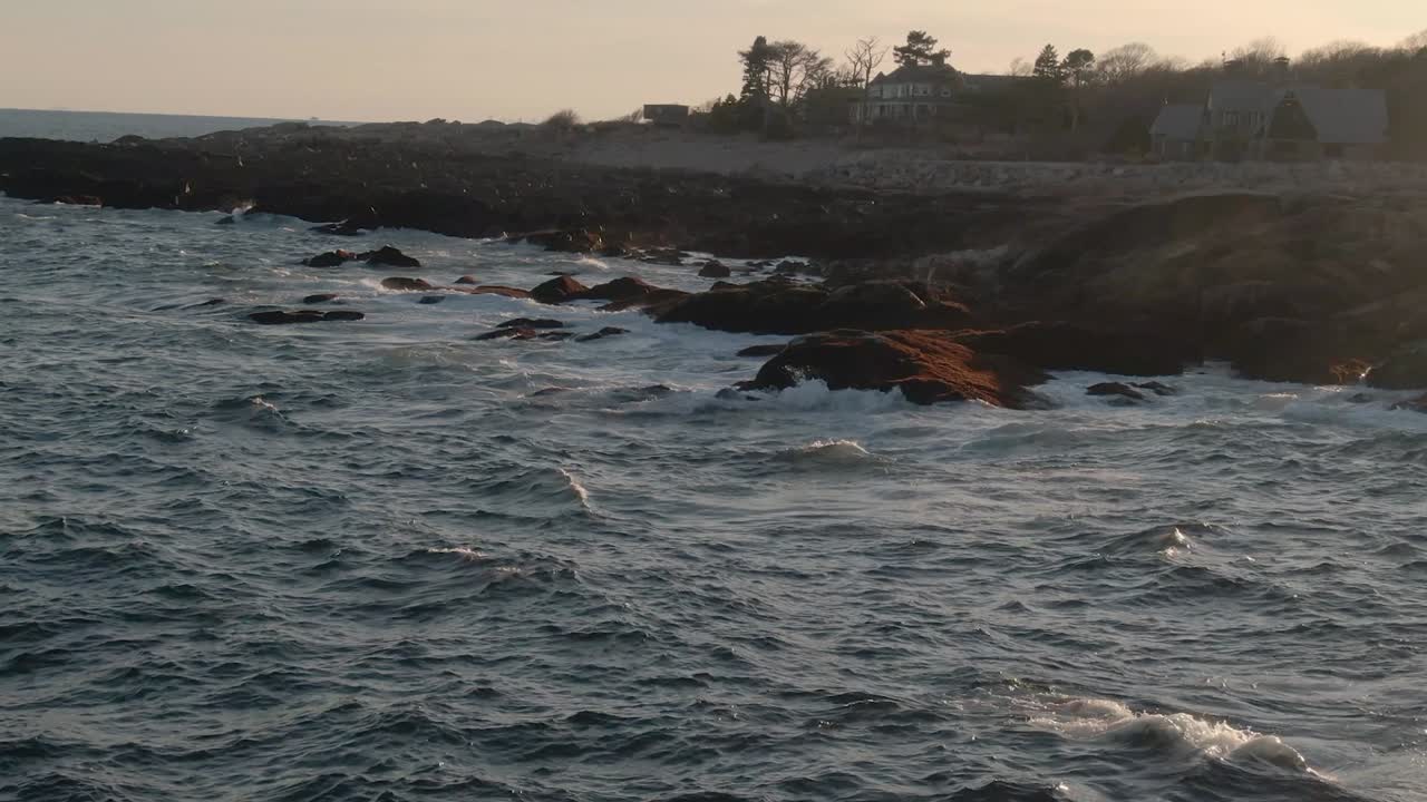 매사추세츠 주 글로스터에서 일몰 동안 바위 해안에 부서지는 놀라운 파도 - 낮은 공중, 느린 동작