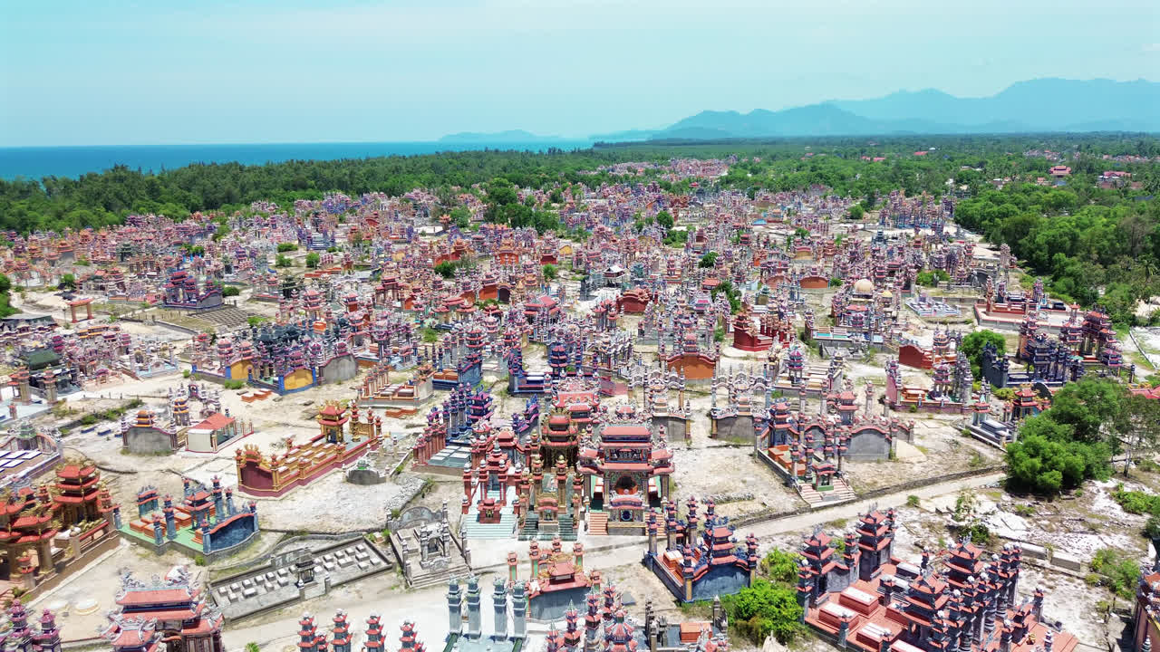 Nghĩa trang An Bằng Việt Nam, hình ảnh trên không cho thấy những ngôi mộ đầy màu sắc được bài trí theo các hình học dày đặc, không một bóng người