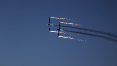 Aviones-Pirotécnicos-En-Tándem-Que-Lanzan-Fuegos-Artificiales-Mientras-Vuelan-Al-Unísono-Por-La-Noche.