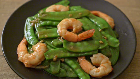 stir-fried green peas with shrimp - homemade food style