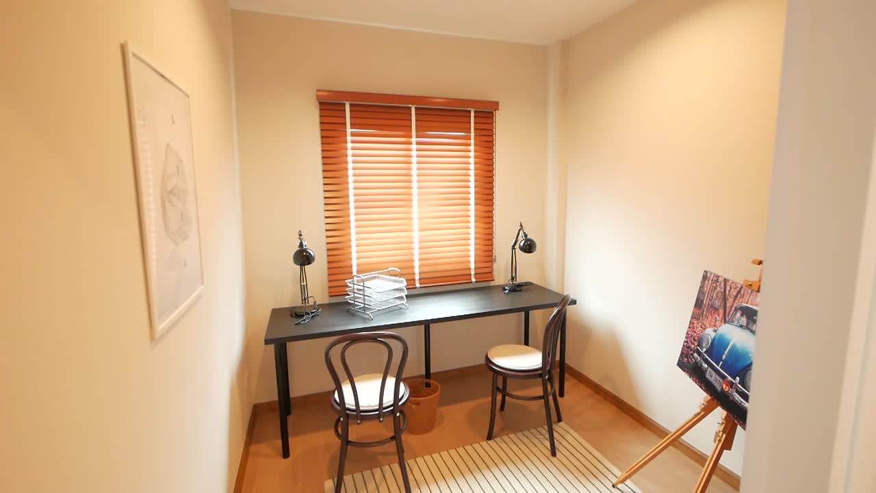 pequeño espacio de trabajo en el estado de ánimo de iluminación cálida