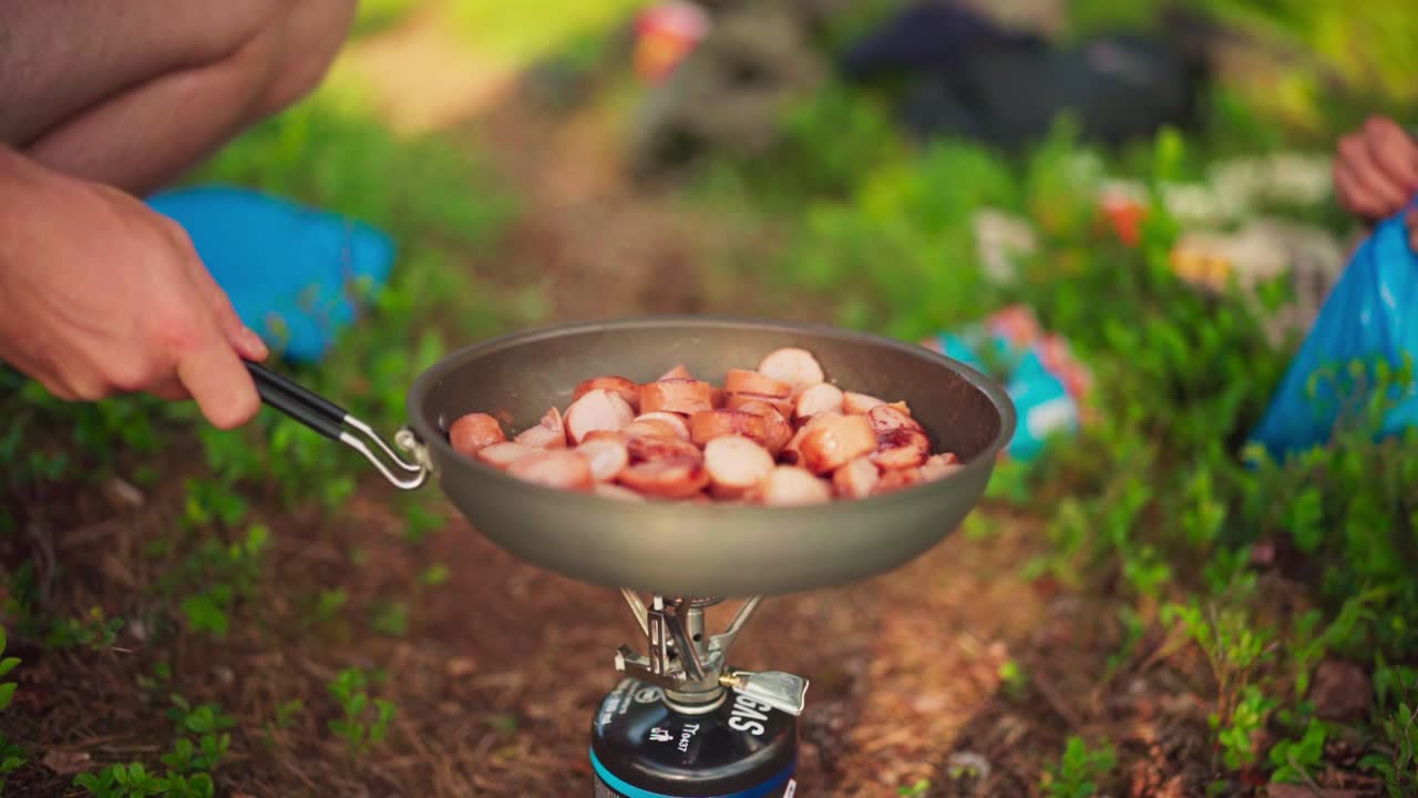 숲 에서 야외 캠핑 을 하는 동안 휴대용 스토브 에서 요리 하는 것