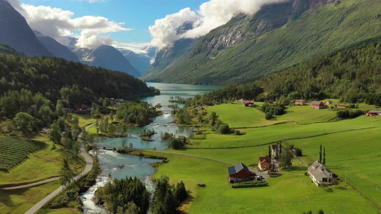 la hermosa naturaleza de noruega paisaje natural. imágenes aéreas del lago lovatnet y el valle de lodal.