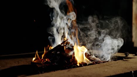 Fuego-Ardiente-En-La-Chimenea-Para-Trabajos-De-Herrería.