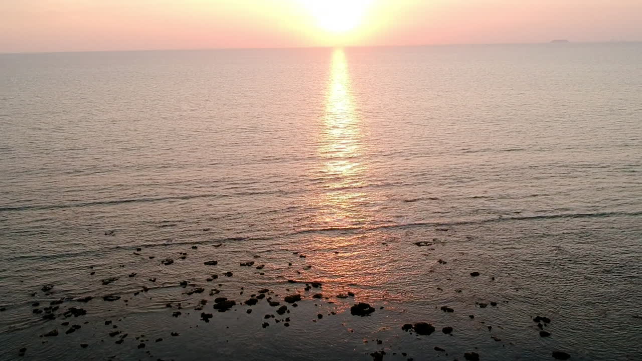 무인 항공기와 아시아에서 해변 화려한 붉은 오렌지 태양 푸른 바다와 하얀 모래에 일몰 황금 시간