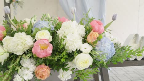 Mr-and-mrs-wedding-flower-arrangement