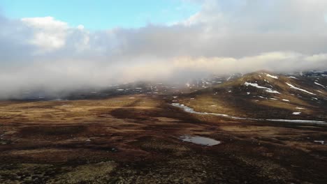 Nebliger-Morgen-Im-Jotunheimen-Nationalpark.-Drohnenaufnahmen