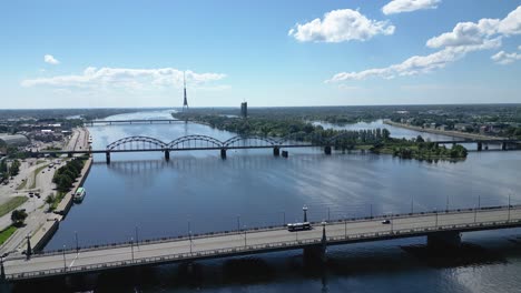 volando sobre el río daugava en riga - letonia - imágenes cinematográficas de drones en 4k