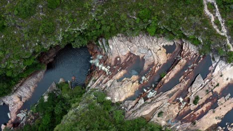 Luftdrohne,-Die-An-Einem-Warmen-Sommertag-Im-Chapada-Diamantina-Nationalpark-Im-Nordosten-Brasiliens-Von-Oben-Nach-Unten-Eine-Aufnahme-Der-Unglaublichen-Mückenfälle,-Umgeben-Von-Tropischem-Dschungel-Und-Klippen,-Hinterlassen-Hat