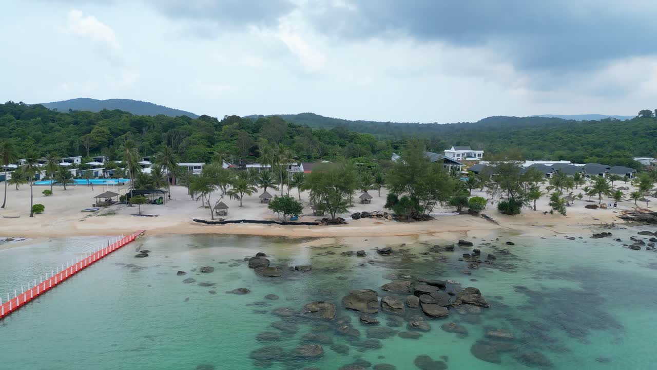 열대 해변 휴양지 의 공중 사진