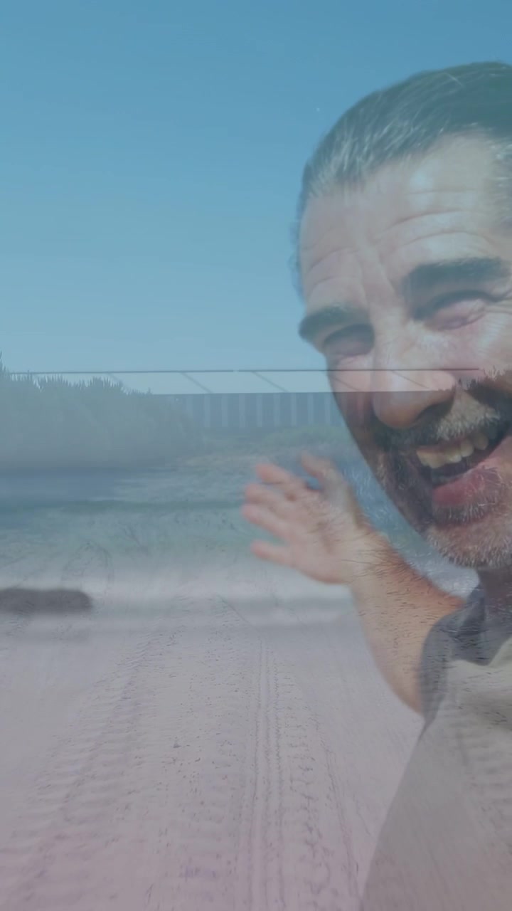 Video verticale: Telecamera visibile, uomo in camicia chiara che si gira e mostra la spiaggia vicino alle rocce, spazio per il testo.