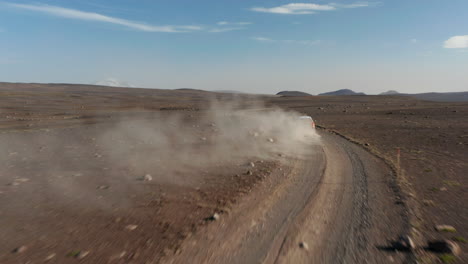 Drohnenblick-Auf-Geländewagen-Auf-Wüstenstraße-In-Island.-Erstaunliche-Luftaufnahme-Mondlandschaft-Isländische-Landschaft-Mit-Autofahrender-Staubstraße,-Die-Das-Hochland-Erkundet.-Kommerzielle-Versicherung