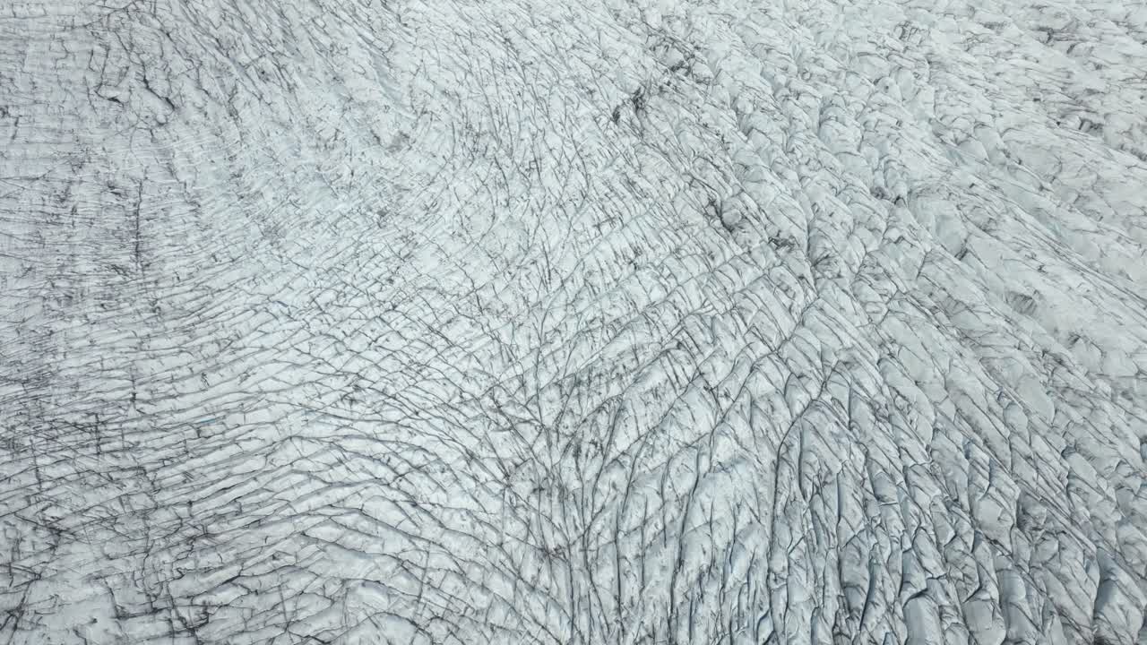 la superficie de los glaciares del parque nacional de vatnajokull con grietas profundas en islandia