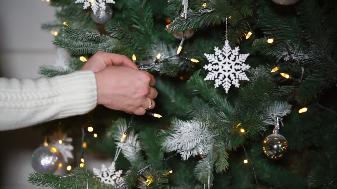 persona que está decorando el árbol de navidad