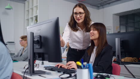 mujeres empresarias que colaboran en la oficina